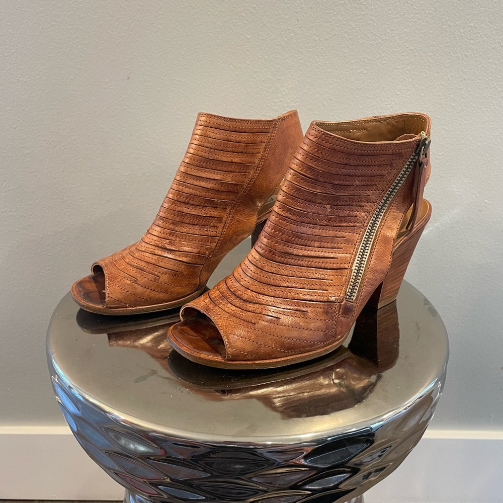 Paul Green Cayanne Peep Toe Sandal size 7. Camel leather color.